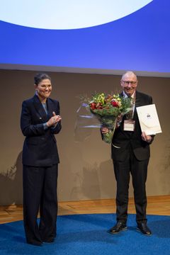 H.K.H. Kronprinsesse Victoria af Sverige overrækker Den Store Forskningspris i Veterinærmedicin til den allerførste modtager, den danske professor Henrik Elvang Jensen, ved prisoverrækkelsen på Sveriges Lantbruksuniversitet.