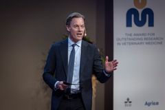 - Med prisen ønsker vi at motivere til forskning inden for veterinærmedicin, men også at fokusere på banebrydende bidrag til øget dyresundhed, som er vigtige for samfundet som helhed, siger David Haak, øverste adm. direktør for Agria, i forbindelse med uddelingen af Den Store Forskningspris i Veterinærmedicin.