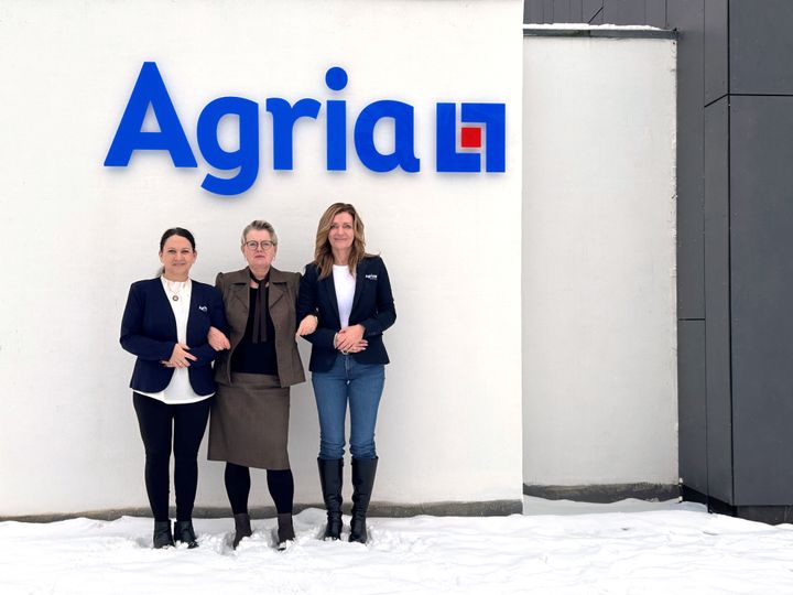 På foto ses fra venstre: Angelique Kaatrud, salgsleder for hest hos Agria Dyreforsikring, Marianne Levinsen, sekretariatsleder i Dansk Islandshesteforening, og Tine Stabell, direktør i Agria Dyreforsikring.