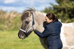 Tavshedskultur er et udbredt problem i ridesporten, men det vil et nyt forskningsprojekt gøre op med.