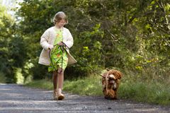 Børn og hunde kan få stor glæde af hinanden, når samværet foregår på hundens præmisser. Agria anbefaler, at hunden altid er de voksnes ansvar, mens børn gradvist inddrages i pasningen.