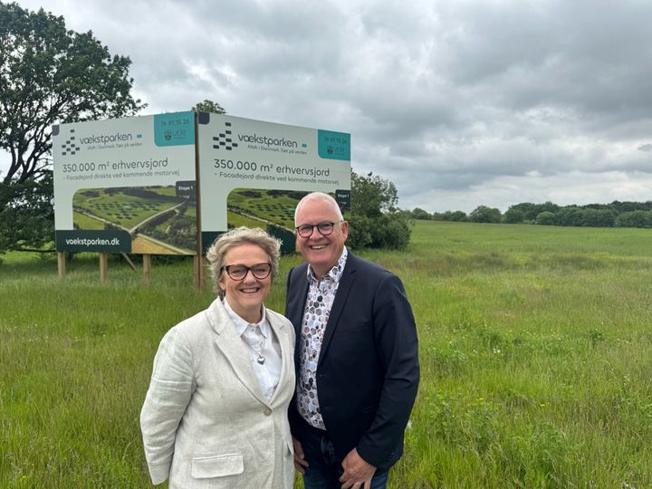 Her ses Give Udviklingsråds formand Jette Nielsen sammen med næstformand Lars Utoft ved Vækstparken i Give