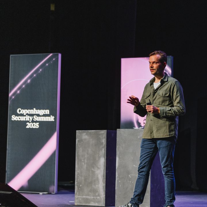 Partner i EY-Parthenon, Christoffer Husted, på scenen under forberedelserne til Copehagen Security Summit.