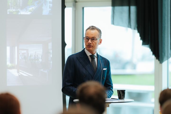 EY er en del af Nordic Compass sammen med mere end 25 førende nordiske virksomheder, fonde og organisationer, herunder Danfoss, KONE, Nokia, Nordea, Novo Nordisk Fonden, Saab, SEB, Vattenfall og Ørsted
