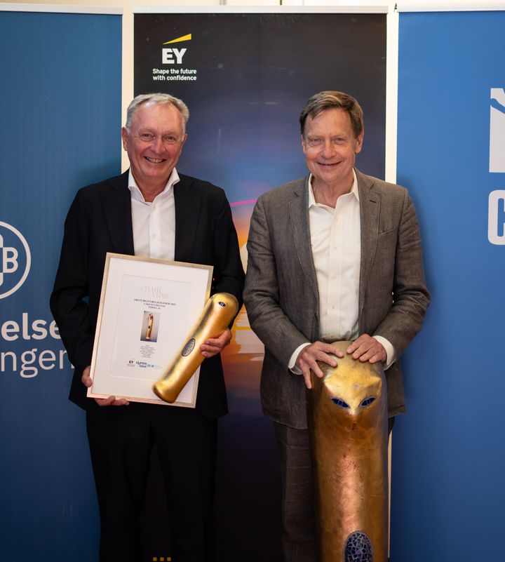 Vinder af Chair of the Year 2026 Carsten Dilling og jurymedlem og tidligere vinder Thomas Thune Andersen (th.)