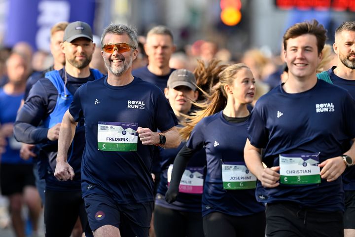 H.M. Kongen og H.K.H. Kronprinsen løb forrest på den afsluttende 10 km-distance, der rundede Royal Run 2025 af. Foto: Lars Møller.