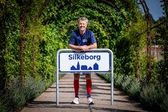 H.M. Kongen med Silkeborg-byskiltet i Fredensborg Slotshave.