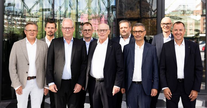 ATL’s bestyrelse efter årets generalforsamling: Forrest - Henrik Meldgaard, bestyrelsesformand Henrik Tofteng, næstformand Peter Bjerregaard Jepsen, Henrik Ringskær, Jesper Nørgaard. Bagerst: Marc Jeel, Jesper Bundgaard Madsen, Lars Sørensen, branchedirektør i ATL, Lars William Wesch. Poul Schou var ikke tilstede. Foto: ATL – Transportens Arbejdsgivere.