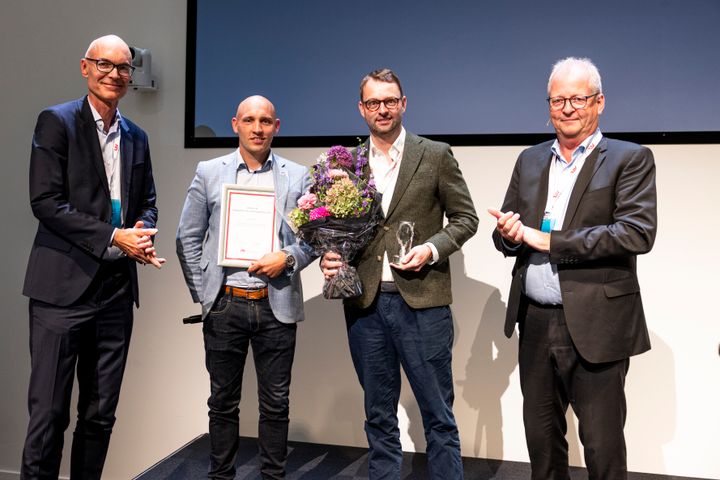 Verdis A/S er årets vinder af Transportens Lærepladspris 2025. Prisen blev modtaget af virksomhedens COO, Stefan Thirup-Bielefeldt og HR-direktør Kasper Carstensen i forbindelse med ATL’s årsdag. Her flankeret af branchedirektør i ATL, Lars William Wesch og ATL-formand Henrik Tofteng. Foto: ATL – Transportens Arbejdsgivere.