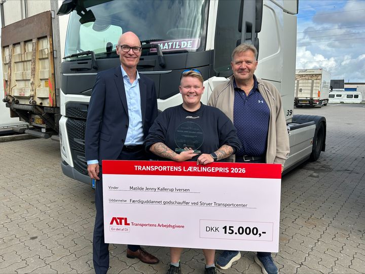 Årets transportlærling Matilde Jenny Kallerup Iversen flankeret af branchedirektør i ATL, Lars William Wesch (tv.) og adm. direktør i Struer Transportcenter, Hans Gadegaard Christensen.