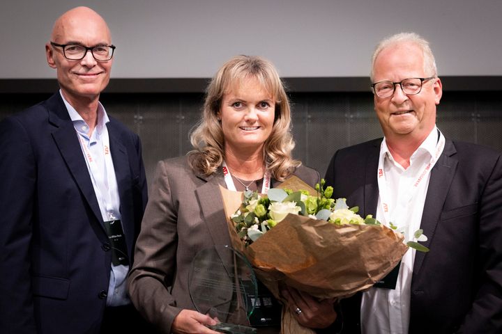 Godstransporten Kolding A/S er vinder af Transportens Lærepladspris 2026, der blev uddelt under ATL’s årsdag. Adm. direktør Mette Lindholm Lorentzen modtog prisen på vegne af virksomheden, her flankeret af ATL’s branchedirektør Lars William Wesch (tv.) og formand Henrik Tofteng.