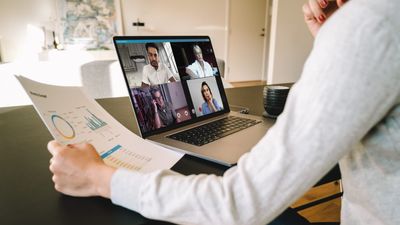 Hjemmearbejde presser medarbejderne som risikerer ensomhed og angst, melder forsikringsselskaber