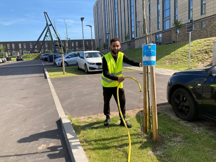 Bispehaven i Aarhus er et af de boligområder, hvor Enemærke & Petersen med stor succes har ansat lokale beboere til at varetage forskellige jobs, fx vedligehold af grønne områder.