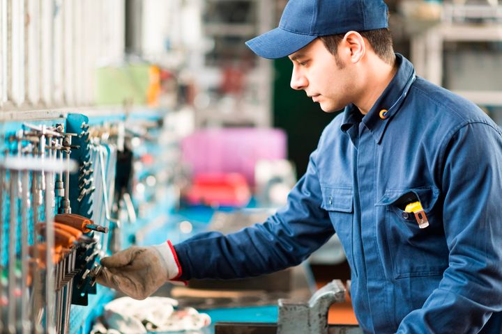 Hver anden flygtning skal i arbejde. Sådan lyder  målsætningen fra regeringen. Nye tal viser, at ti kommuner allerede har nået dét mål.