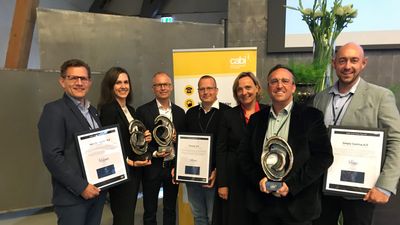 Repræsentanter fra Horn Bordplader A/S, Proshop a/s og Simply Cooking sammen med Cabis direktør Mette Rønnau efter uddelingen af CSR People Prize 2022. Foto: Cabi