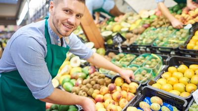 Der er forskel på, om unge på uddannelseshjælp skal stå til rådighed for arbejdsmarkedet. Ekspert peger dog på, at det kan gavne mange unge at komme ud i arbejde, inden de skal starte på en uddannelse.