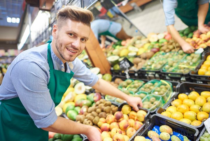 Der er forskel på, om unge på uddannelseshjælp skal stå til rådighed for arbejdsmarkedet. Ekspert peger dog på, at det kan gavne mange unge at komme ud i arbejde, inden de skal starte på en uddannelse.