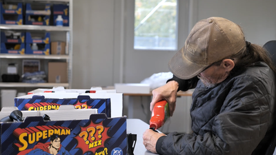 Mand hælder noget i en mindre beholder