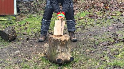 Kvinde hugger brænde