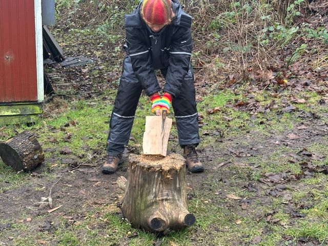 Kvinde hugger brænde