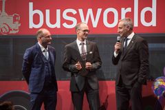 “Bus and Coach of the Year” juryen, som bestod af internationale erhvervsjournalister fra 22 lande, har kronet MAN Lion’s Coach til “Coach of the Year 2020”. På Busworld Europe i Bruxelles overleverede juryformand Tom Terjesen det eftertragtede trofæ til Jan Aichinger, Head of Product Marketing Bus, og Rudi Kuchta, Head of Product & Sales Bus and Speaker Business Unit Bus at MAN Truck & Bus (fra venstre til højre).