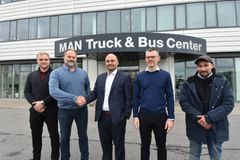 Glade miner over indgåelsen af det nye samarbejde imellem Usisaat Auto Service og MAN er kommet i hus. Fra venstre: værkfører Kim J. Jørgensen (Usisaat), adm. Direktør Niels-Jørgen Toft Jensen (MAN), Direktør Minik Dan Gerstrøm (Usisaat), Head of Sales & Service Network Thomas Skousgaard (MAN) samt værkstedschef/mekaniker Qillaq Isaksen (Usisaat)