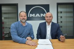 Direktør for Usisaat Auto Service, Minik Dan Gerstrøm og MAN Danmarks adm. Direktør Niels-Jørgen Toft Jensen, underskriver med glæde den nye forhandleraftale