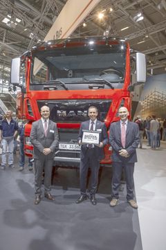 Jürgen Haberland, Head of Off-Road MAN Engines, og Johan Björnör , Vice President & Head of Sales Truck, får overrakt trofæet fra Fabio Butturi, medlem af juryen og redaktør af magasinerne DIESEL og DIESEL international (fra venstre til højre)