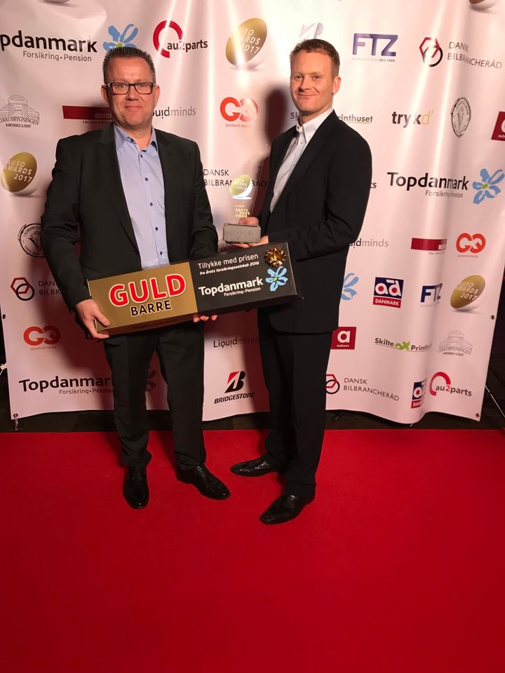 To stolte MANfolk, Sales manager Jan Mølleskov Nielsen (tv) og MAN Varebilchef Nicolai Sperling (th), med det synlige bevis på titlen som ”Årets varevogn 2017”
