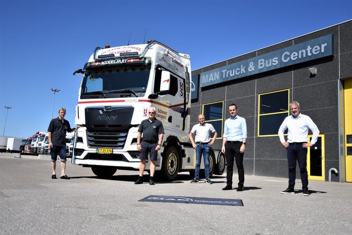 Salgsdirektør Frank Nielsen og adm. direktør Stefan Thyssen, MAN Danmark, sammen med MAN Odenses direktør Martin Sehested ved overrækkelsen af den nye MAN lastbilsgeneration til vognmand Henning Schwarz og chauffør Michael Hansen.