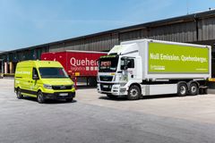 E-mobilitet gjort let! Quehenberger Logistics får nye fuldelektriske MAN eTGE’er
Quehenberger Logistics sigter efter at gøre fremtidens logistik i byer så miljøvenlig som mulig. For at opnå dette er det østrigske transport- og logistikfirma for nyligt begyndt at bruge tre MAN eTGE'er til sine opgaver.