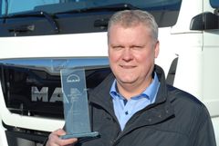 En stolt Salgschef for MAN TopUsed, Claus Hjorth fremviser trofæet, som bevis for ”Best MAN TopUsed Market 2015”