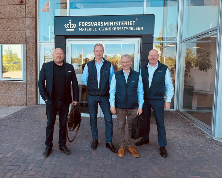 Stor glæde og tilfredshed hos MAN Danmarks repræsentanter efter underskrivelsen af den nye bus-rammeaftale med Forsvaret. Fra venstre: Dennis Guldhammer, Udbud- og Kontraktchef, Johannes Boje, Lead Support manager, Military/DEMA, Jesper Mathiesen, Fleet og PTA Manager BUS samt Torsten Helligsøe, Salgschef BUS