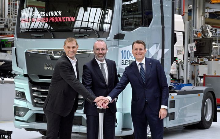 Ved starten af serieproduktionen af den elektriske lastbil gav MAN's produktionschef Michael Kobriger sammen med Manfred Weber, medlem af Europa-Parlamentet og formand for EPP, samt MAN's CEO Alexander Vlaskamp (fra venstre mod højre) startskuddet på fabrikken i München.