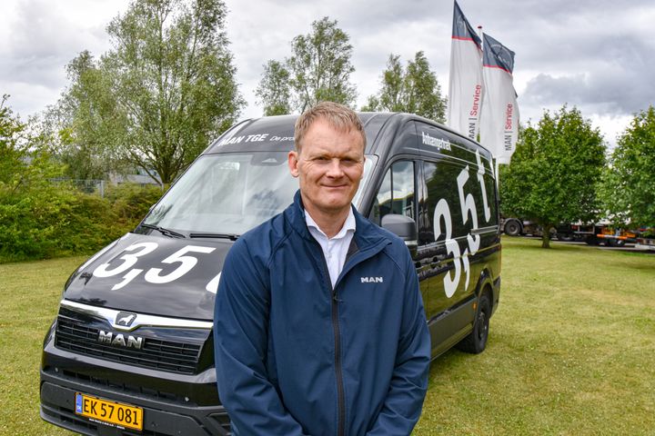 En stolt Nicolai Sperling, Salgsdirektør VAN, hos MAN Truck & Bus, kan slå fast at der nu kører mere end 4.000 MAN TGE på de danske landeveje.