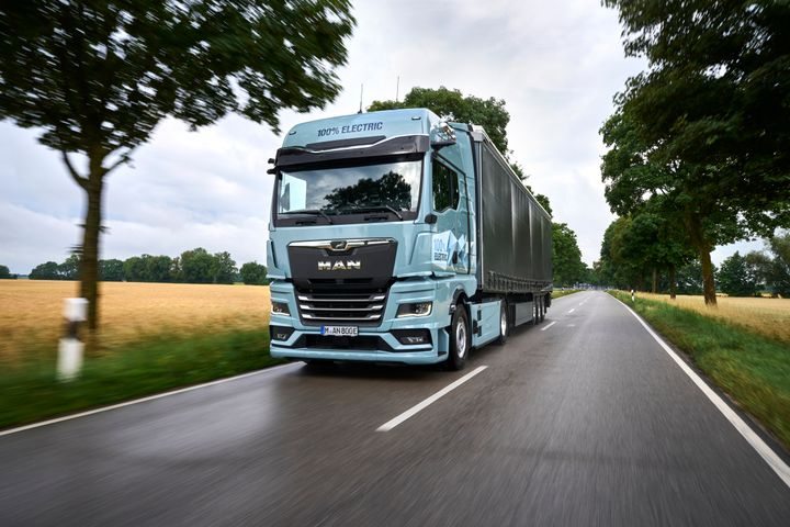 Den nye MAN eTruck, er blandt de MAN køretøjer, som fremover kan finansieres gennem MAN Financial Services, der nu er opstartet i Danmark.  De finansielle løsninger tilbydes også til danske MAN varebils- og buskunder.
