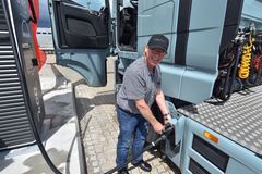 Leif Sørensen, Lars Sørensen Transport er første kunde til at tage det nye ladeanlæg hos Semler Truck & Bus i Aarhus i brug