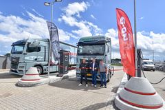 Første kunde er nu klar til at oplade sin elektriske lastbil. Leif Sørensen, Lars Sørensen Transport, klipper snoren sammen med Casper Graugaard, Head of Greenfield, E.ON Drive Infrastructure Denmark og Thomas Skousgaard, Customer Service Director, Semler Truck & Bus, og erklærer hermed ladeanlægget for åbent.