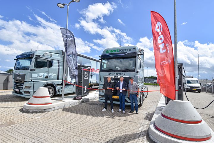 Første kunde er nu klar til at oplade sin elektriske lastbil. Leif Sørensen, Lars Sørensen Transport, klipper snoren sammen med Casper Graugaard, Head of Greenfield, E.ON Drive Infrastructure Denmark og Thomas Skousgaard, Customer Service Director, Semler Truck & Bus, og erklærer hermed ladeanlægget for åbent.