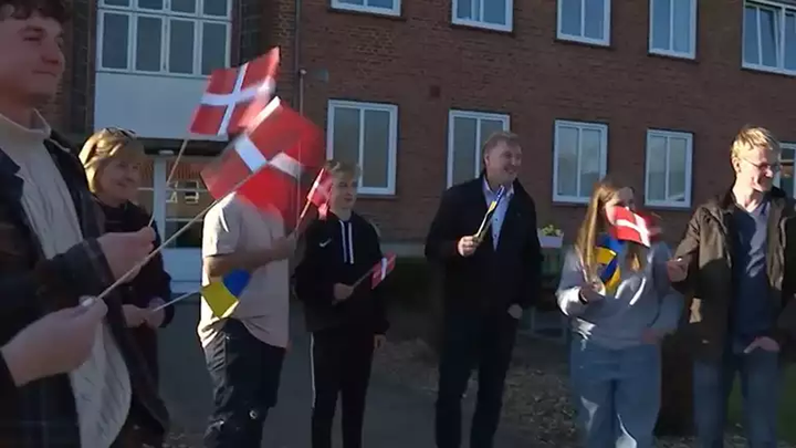 I foråret 2022 tog mange højskoler initiativ til at hjælpe ukrainske flygtninge. Her ses elever fra Gram Højskole, der bød flygtninge velkommen til lokalområdet.