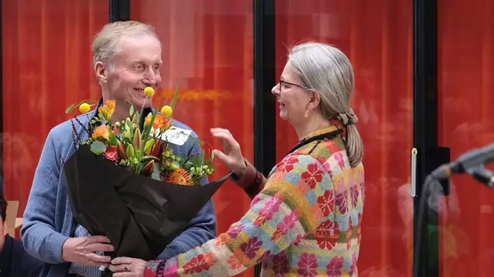 Det var forstanderen på Askov Højskole, Rikke Holm, som overrakte Højskolepædagogisk Pris til Jesper Moesbøl.