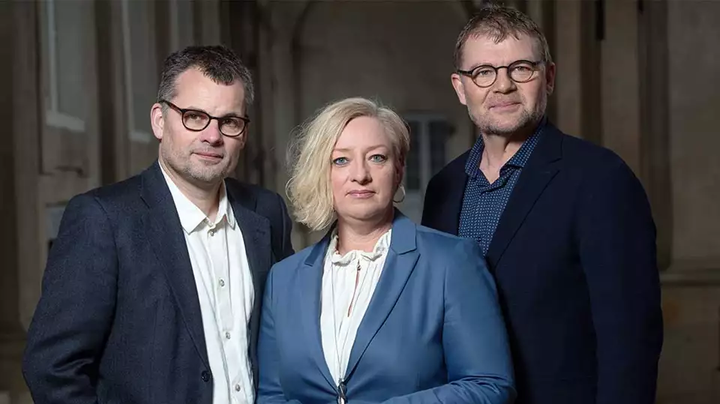 Den nye journalistpris er stiftet er Højskolernes Forening, Friskolerne og Efterskolerne. Fra venstre ses formanden for Friskolerne, Peter Bendix Pedersen, formanden for Højskolernes Forening, Lisbeth Trinskjær og formanden for Efterskolerne, Torben Vind Rasmussen.
