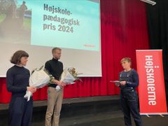 Højskolelærer Pia Beltoft fra Vallekilde Højskole og Martin Fehr Therkildsen fra Ungdomsbureauet modtog Højskolepædagogisk Pris, som i år går til talerskoler Røst.