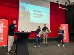 Højskolelærer Pia Beltoft fra Vallekilde Højskole og Martin Fehr Therkildsen fra Ungdomsbureauet modtog Højskolepædagogisk Pris, som i år går til talerskoler Røst.