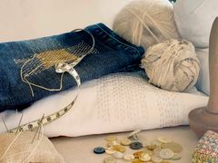 Hvilke tekstiler skal man undgå, hvis man vil gøre sin garderobe mere bæredygtig? Det skal Skals - højskolen for design og håndarbejde blive klogere takket være støtte fra Nordea-fonden.