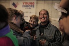 Young Europe is Voting begynder allerede den 20. maj, hvor de danske og internationale unge mødes på seks højskoler rundt i landet for sammen at dykke ned i europæisk historie, identificere udfordringer og pege på løsninger.