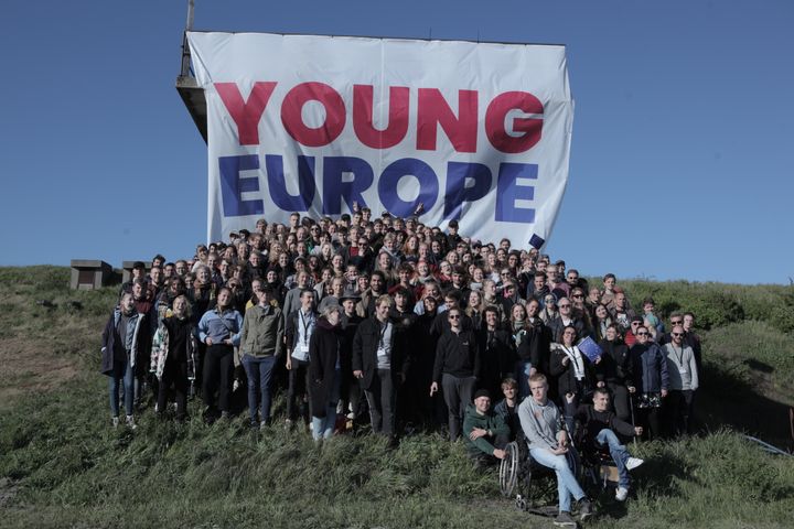 Young Europe is Voting er et samarbejde mellem Højskolerne, Nyt Europa og Ungdomsøen, som skal styrke unges stemme, indflydelse og engagement.