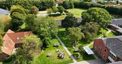 På Odder Højskole skal elever, lokale borgere og kunstnere sammen omdanne højskolens store udeareal fra en klassisk parcelhushave til vild natur, som både skaber mere biodiversitet og inspirerer eleverne til at tænke mere bæredygtigt.