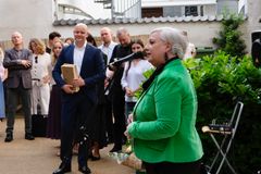 I sin tale takkede formand for Folkehøjskolernes Forening Lisbeth Trinskjær for anerkendelsen og talte om Højskolernes levende tradition.