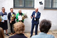 På andenpladsen efter højskolerne kom pølsevognen efterfulgt af håndbold, foreningsliv og tillidssamfundet. De fem vindere bliver nu optaget på Danmarks nationale fortegnelse over levende kultur, hvilket er første indledende skridt mod at udarbejde og sende en egentlig ansøgning til UNESCO.